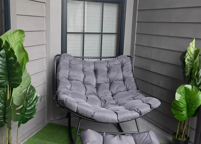 Cozy 1Br With Private Balcony, Gym, Pool & Workspace