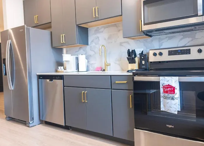 Cozy 1Br With Private Balcony, Gym, Pool & Workspace