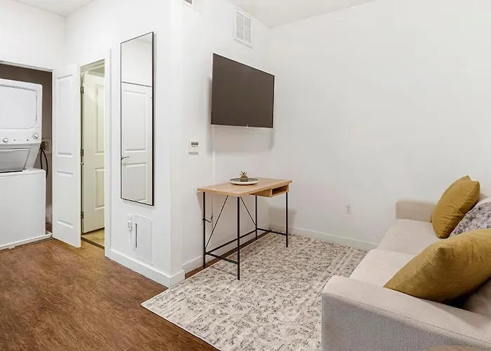 Landing Modern 2Bd Courtyard Rooftop Lounge